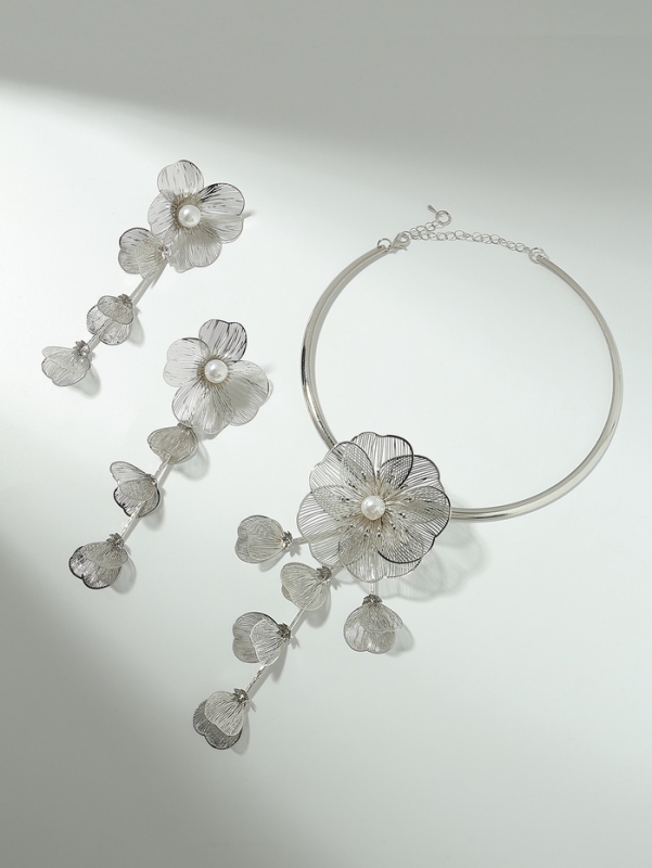 Набор 2 предмета: серьги, колье &laquo;Цветок&raquo; бусина и стразик, белый в серебре, d=14 см