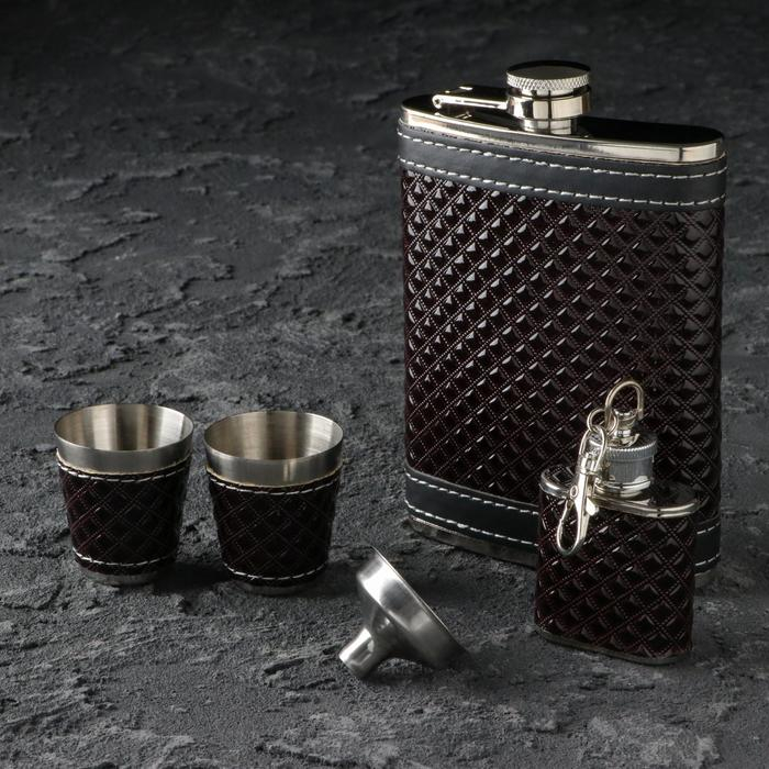 Подарочный набор 5 в 1: фляжка 240 мл, фляжка на брелоке 30 мл, воронка, 2 рюмки, фиолетовый, 18 х 2