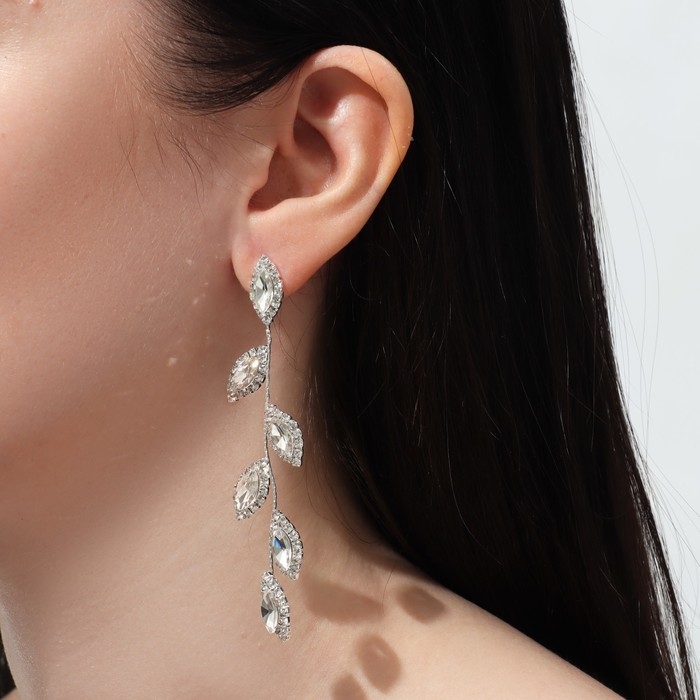 Серьги висячие со стразами &laquo;Листопад&raquo;, цвет белый в серебре, 9 см