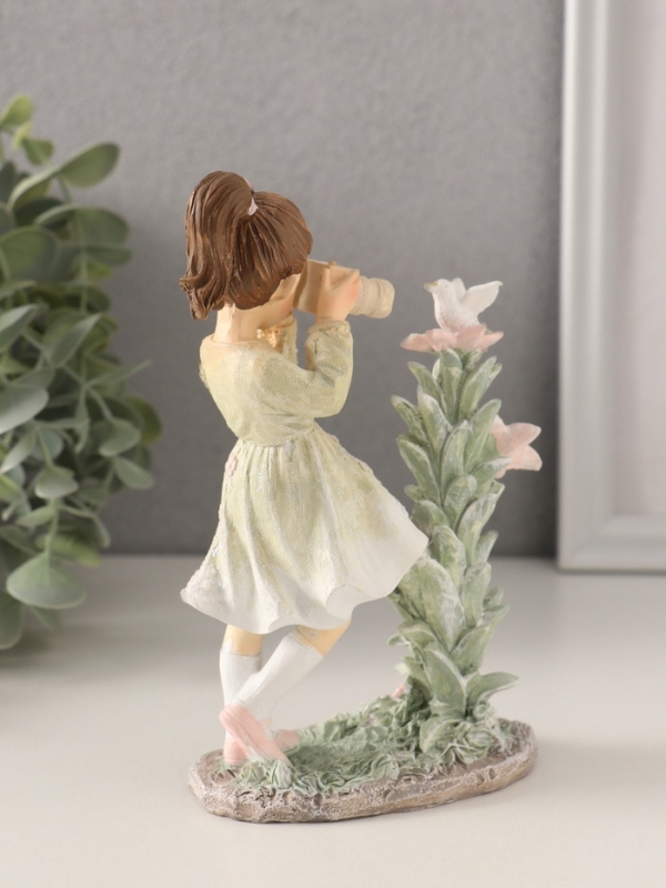 Сувенир полистоун "Малышка фотографирует птичку" зелёный 10,5х6х15,5 см