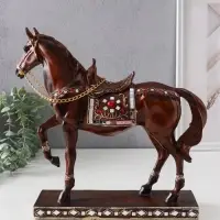 Сувенир полистоун "Конь с седлом с рубинами - аллюр" под дерево 29,5х7,5х29,5 см