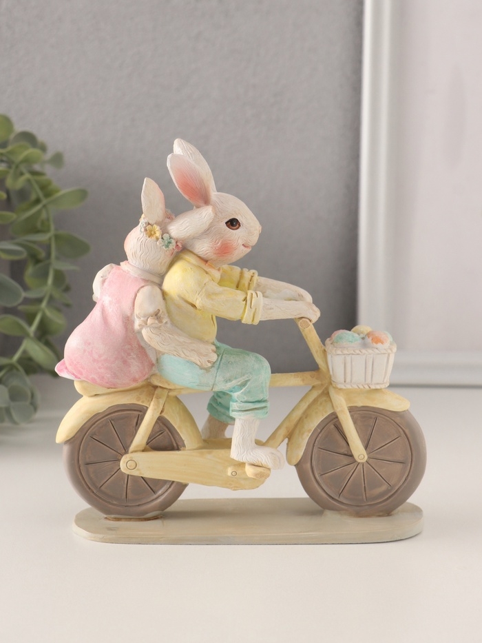 Сувенир полистоун "Кролики - прогулка на велосипеде" 14,5х5х15 см