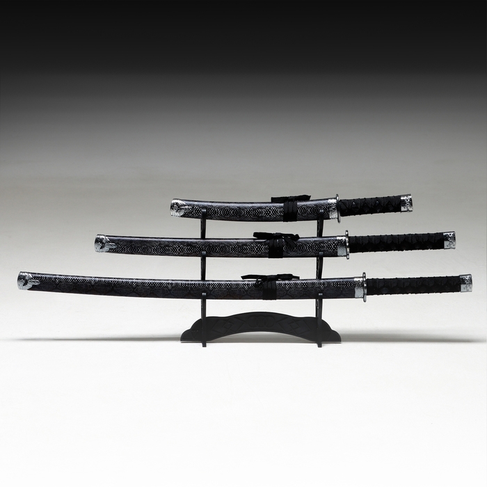 Сув. изделие катаны 3в1 на подставке, ножны кожзам, змея серая 47/70/89см, темная Сув. изделие катаны 3в1 на подставке, ножны кожзам, змея серая 47/70/89см, темная