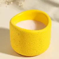 Свеча в вулканическом подсвечнике "Изгиб" жёлтая 8,3х8,5х7 см