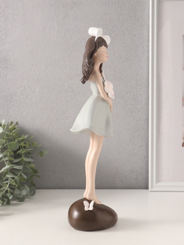 Сувенир полистоун "Девушка с белыми цветами в руках" 9,2х9,1х33,8 см