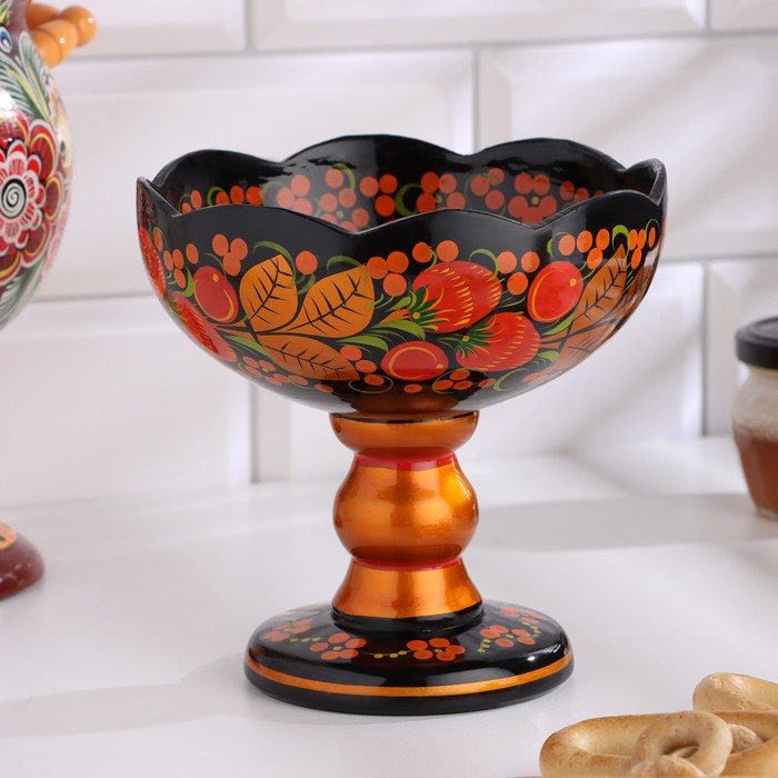 Конфетница &laquo;Земляничка&raquo;, резная, хохлома