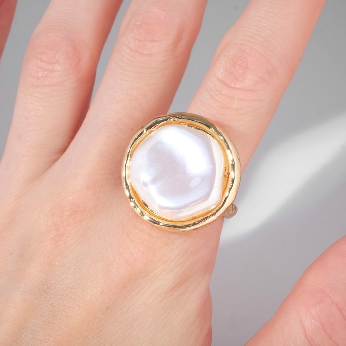 Кольцо «Перламутр» круг, цвет белый в золоте, безразмерное Кольцо «Перламутр» круг, цвет белый в золоте, безразмерное