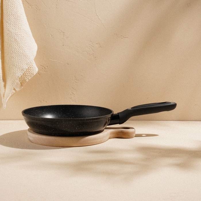 Сковорода алюминиевая с антипригарным покрытием SL Home, d=22, h=4,5 см, индукция, цвет чёрный Сковорода алюминиевая с антипригарным покрытием SL Home, d=22, h=4,5 см, индукция, цвет чёрный