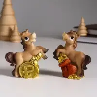 Сувенир полистоун "Лошадка с монетой - рубль" МИКС 6,5х2,6х7 см