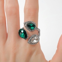 Кольцо &laquo;Драгоценность&raquo; капля трио, цвет бело-изумрудный в серебре, безразмерное