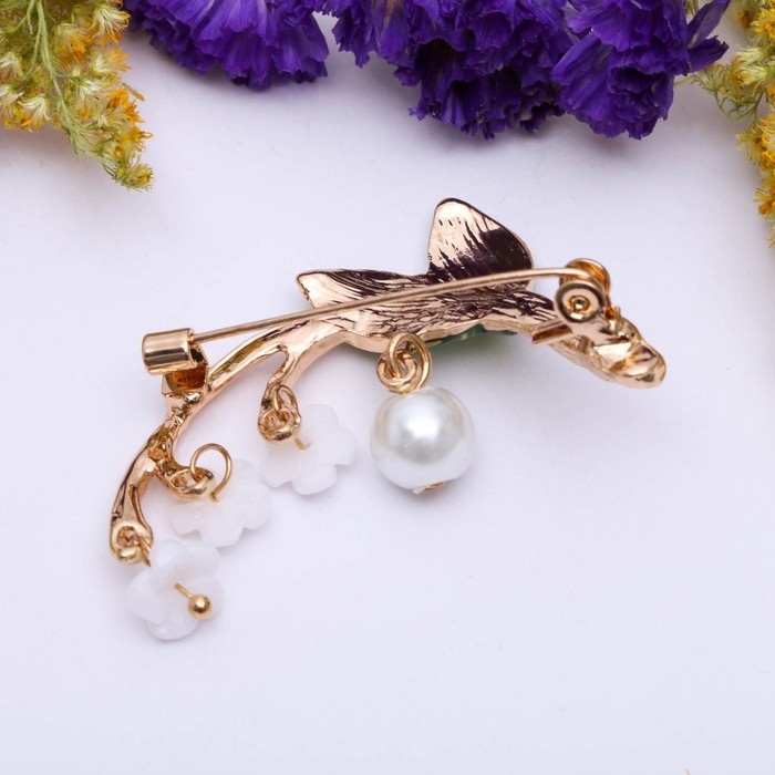 Брошь &laquo;Цветы&raquo; ландыши, цвет бело-зелёный в золоте