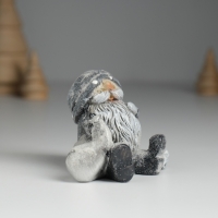 Сувенир полистоун "Гном в сером длинном колпаке с леденцом/мешком" МИКС 6х4х5,5 см Сувенир полистоун "Гном в сером длинном колпаке с леденцом/мешком" МИКС 6х4х5,5 см