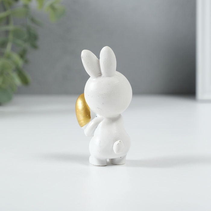 Сувенир полистоун "Пасхальный кролик маленький белый с золотым яичком" 4,5х3х8 см