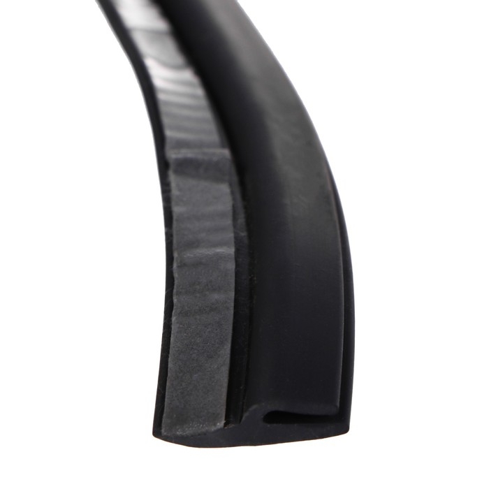 Уплотнительная лента лобового стекла, 18 мм, длина 1.7 м, самоклеящаяся