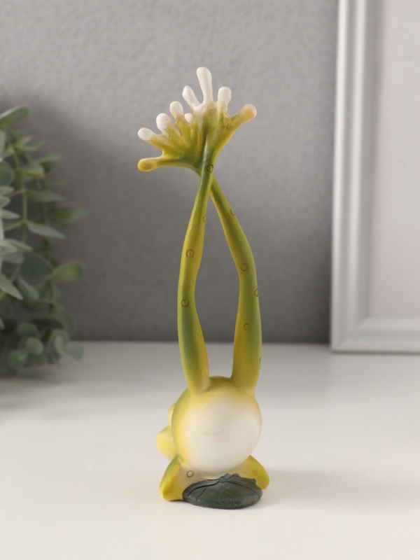 Сувенир полистоун "Лягушонок стоит на лапках, с цветами на спинке" 6х5х17,5 см