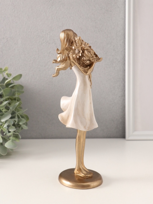 Сувенир полистоун "Девушка с охапкой подсолнухов" 9,5х7х23,5 см