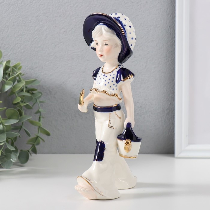 Сувенир керамика Сувенир керамика "Девочка с лейкой и лопаткой, в шляпке" кобальт 8х11х21 см