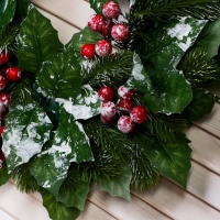 Венок новогодний d- 30 см "Уютная сказка" крупные листья и ягоды