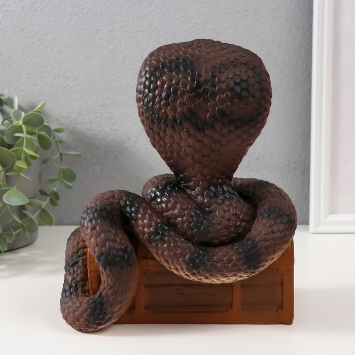 Фигурка "КОБРА НА СУНДУКЕ"  20  х 17  х 12 см.