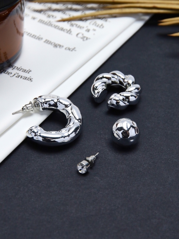 Набор серьги и каффы 4 шт &laquo;Мятые&raquo; переплетение, цвет серебро