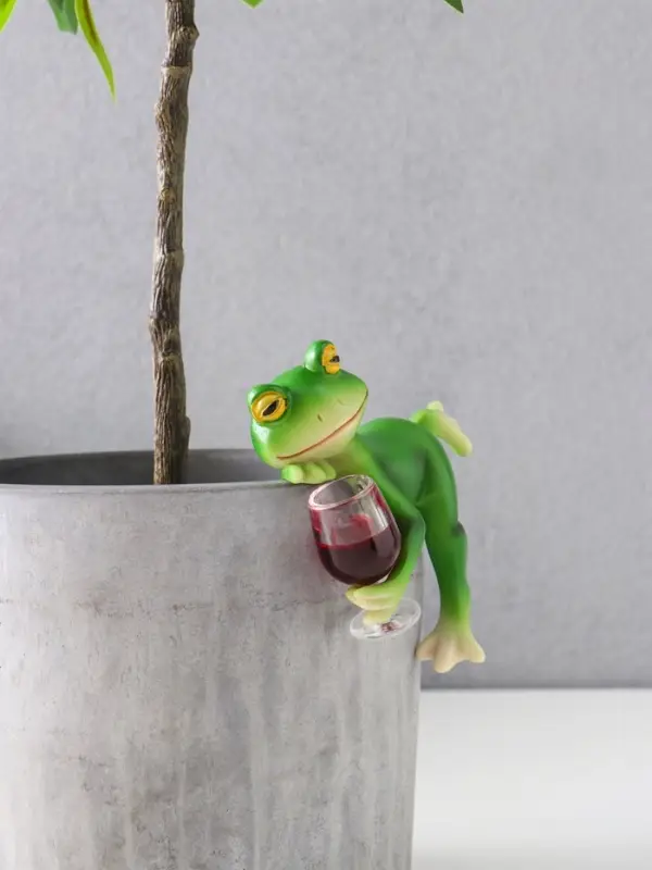 Сувенир полистоун "Лягуха с бокалом - расслабляемся" 9,5х4,5х7,5 см