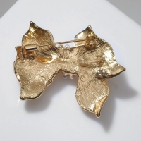 Брошь &laquo;Бант&raquo; с жемчужной лентой, цвет белый в золоте