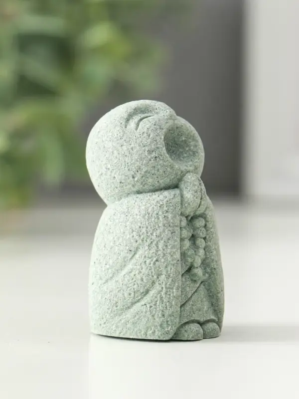 Сувенир песчаник "Буддийский монах с чётками - священные писания" 3х3х5,5 см