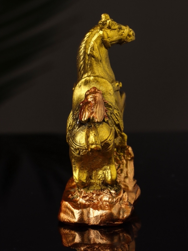 Статуэтка "Конь с мухой" 8х6х3 см, цвет золото