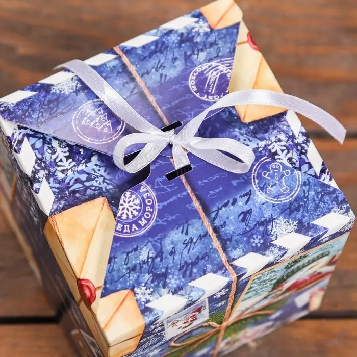 Коробка складная, подарочная новогодняя &laquo;Дед Мороз&raquo; 12&times;12&times;12 см