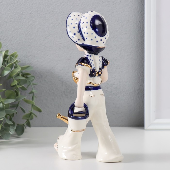 Сувенир керамика Сувенир керамика "Девочка с лейкой и лопаткой, в шляпке" кобальт 8х11х21 см