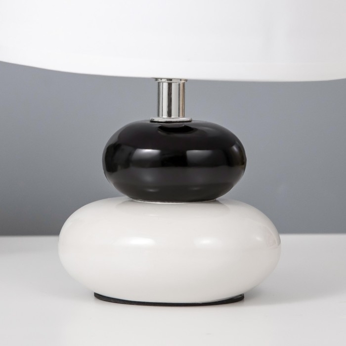 Настольная лампа "Баланс" Е14 40Вт бело-черный 17,5х17,5х23 см RISALUX