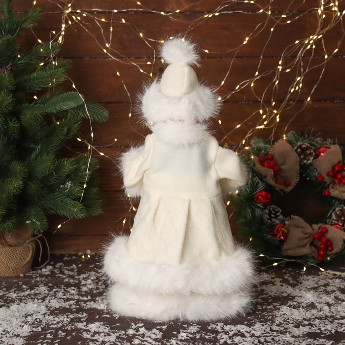 Снегурочка Снегурочка "В пушистой шубке, с фонариком" двигается, с подсветкой, 40х20 см, молочный