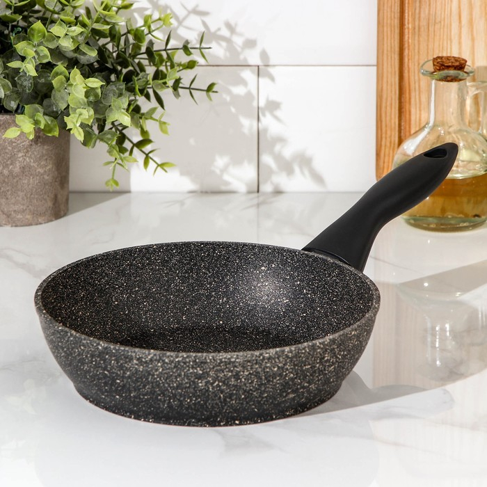 Сковорода &laquo;Алёна&raquo;, d=20 см, пластиковая ручка, антипригарное покрытие, цвет чёрный
