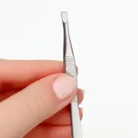 Пинцет прямой, узкий, с расчёской, 8.8 см, в чехле, МИКС