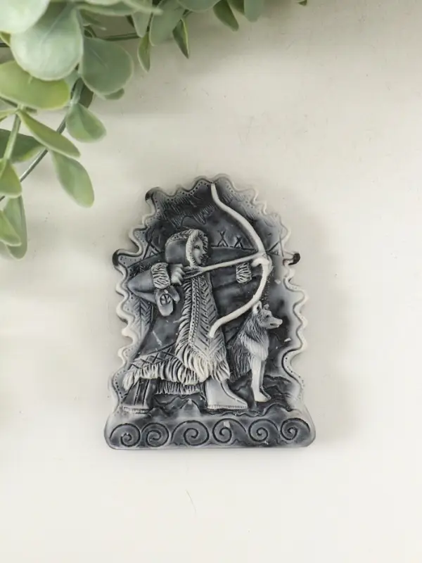 Магнит "Охотник с луком (барельеф)" 8 см