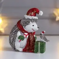 Сувенир полистоун "Ёжик в красном колпак и шарфе, с подарком и птичкой" беж 8,5х5х9,5 см