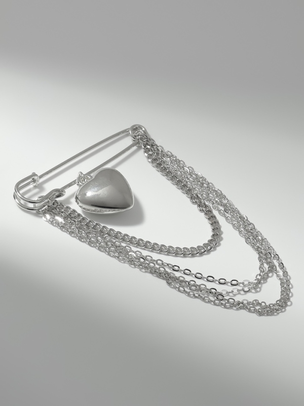 Булавка &laquo;Сердце&raquo; с цепочками, цвет серебро