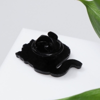 Значок &laquo;Коты&raquo; объятие, цвет чёрно-белый в чёрном металле