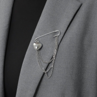 Булавка &laquo;Сердце&raquo; с цепочками, цвет серебро