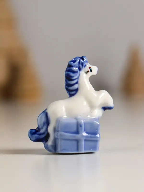 Сувенир керамика "Лошадка с подарком" бело-синий МИКС 4,1х2,6х4 см