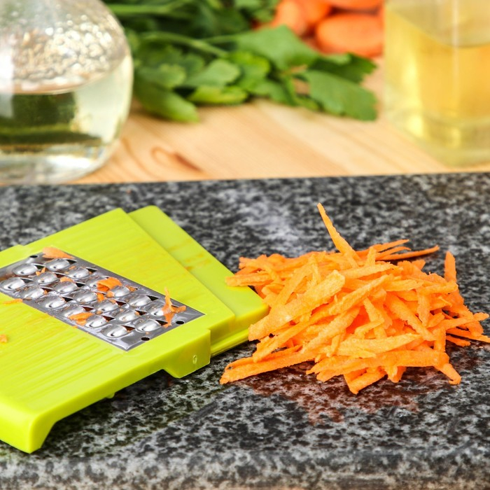 Овощерезка - шинковка со сменными насадками и контейнером Доляна, 6 насадок, 14&times;12,5&times;38,1 см, цвет белый, зелёный