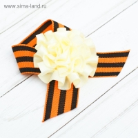 Значок с лентой и светло-бежевым цветком на День Победы &laquo;9 Мая&raquo;