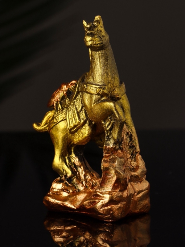 Статуэтка "Конь с мухой" 8х6х3 см, цвет золото