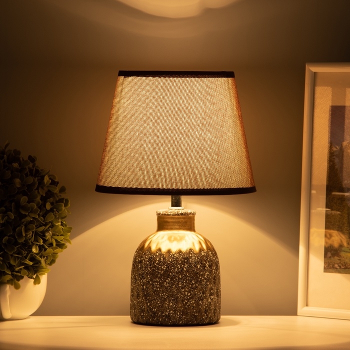 Настольная лампа с абажуром RISALUX «Овация», 1×Е14, 40 Вт, кофейный/золото, 22×22×31 см Настольная лампа с абажуром RISALUX «Овация», 1×Е14, 40 Вт, кофейный/золото, 22×22×31 см