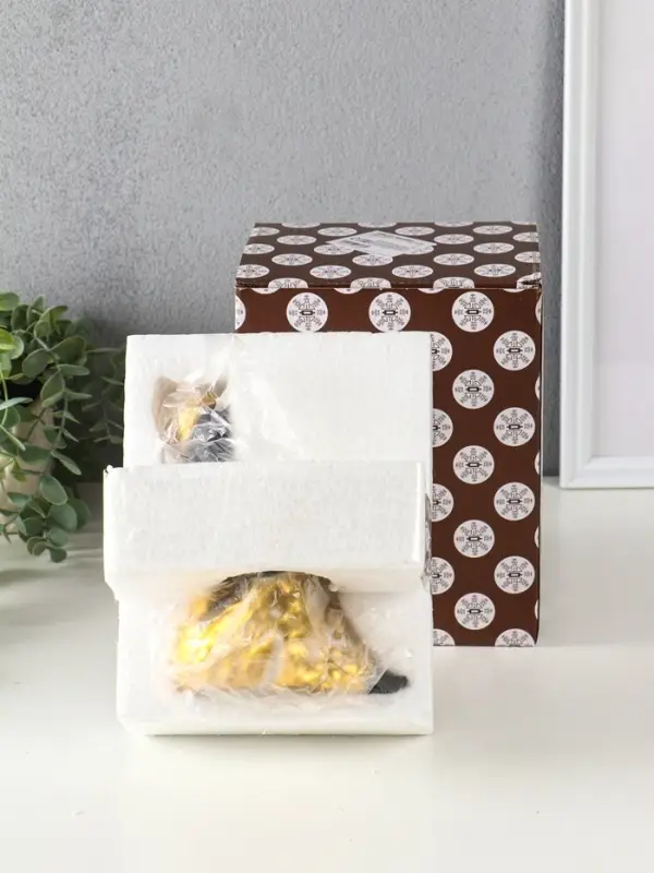 Подсвечник полистоун "Африканка в золотом платье с цветами" d=4,5 см 10,5х12х16 см