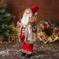 Дед Мороз "В клетчатой рубашке, с веточками и лыжами" двигается, 45х24 см, красный Дед Мороз "В клетчатой рубашке, с веточками и лыжами" двигается, 45х24 см, красный