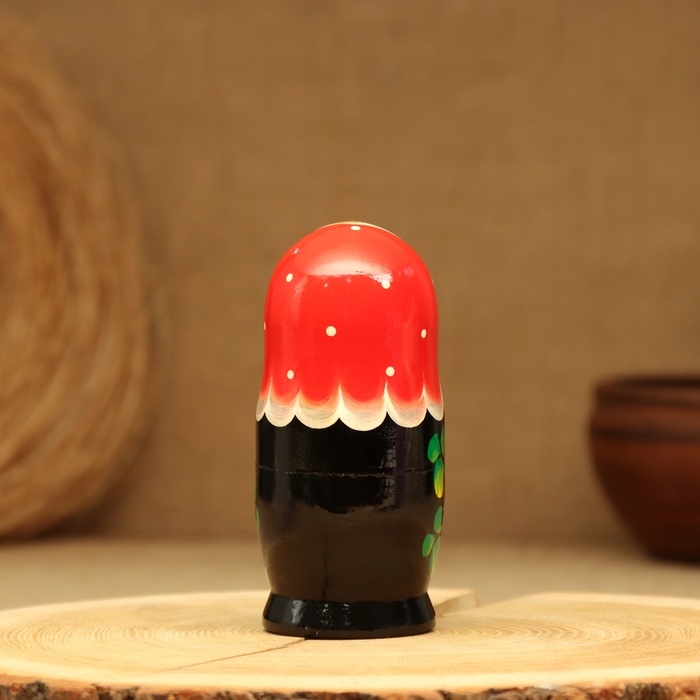 Матрёшка &laquo;Земляничка&raquo;, красный платок, 3 кукольная, 10-12 см