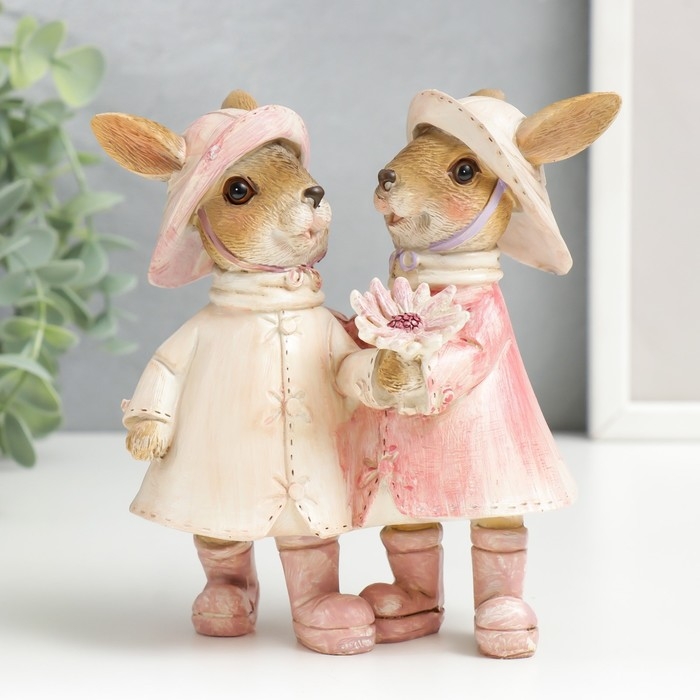 Сувенир полистоун "Зайчики в шляпках и дождевиках, с цветком" 13,5х8х13 см