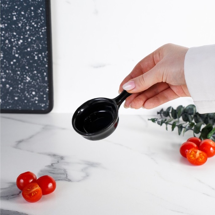 Соусник керамический с ручкой Доляна &laquo;Классика&raquo;, 30 мл, 10&times;6 см, цвет чёрный
