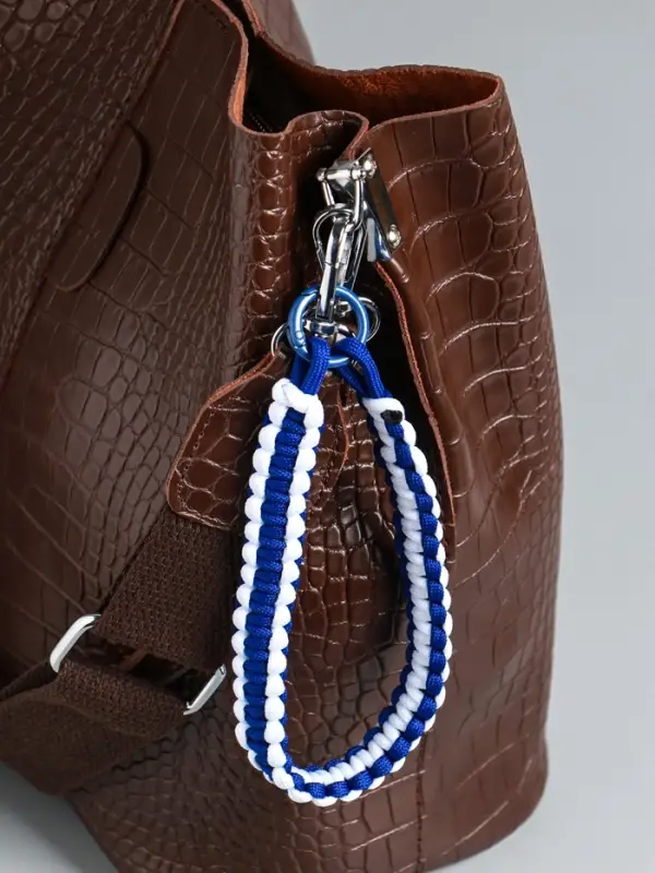 Брелок на карабине "Паракорд" шнур 0,5 см сине-белый 14,5х1,8х0,8 см